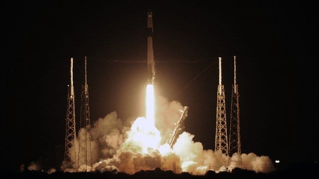 Eine SpaceX Falcon-9-Rakete startet in Cape Canaveral in Florida zur ISS - mit dem privaten "Dragon"-Raumfrachter. Eine SpaceX Falcon-9-Rakete startet in Cape Canaveral in Florida zur ISS - mit dem privaten "Dragon"-Raumfrachter.