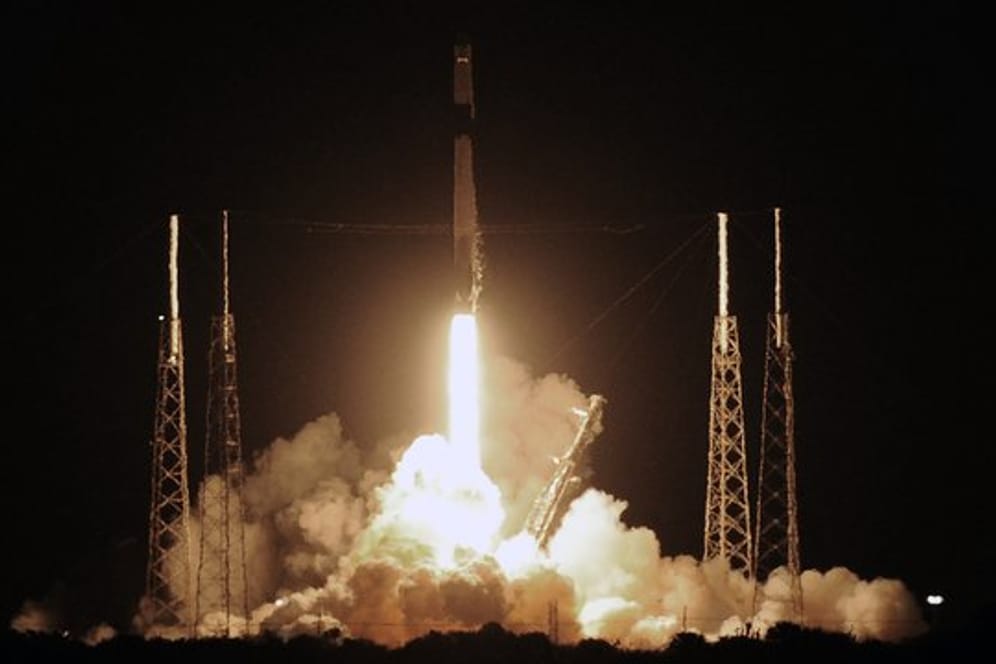 Eine SpaceX Falcon-9-Rakete startet in Cape Canaveral in Florida zur ISS - mit dem privaten "Dragon"-Raumfrachter.