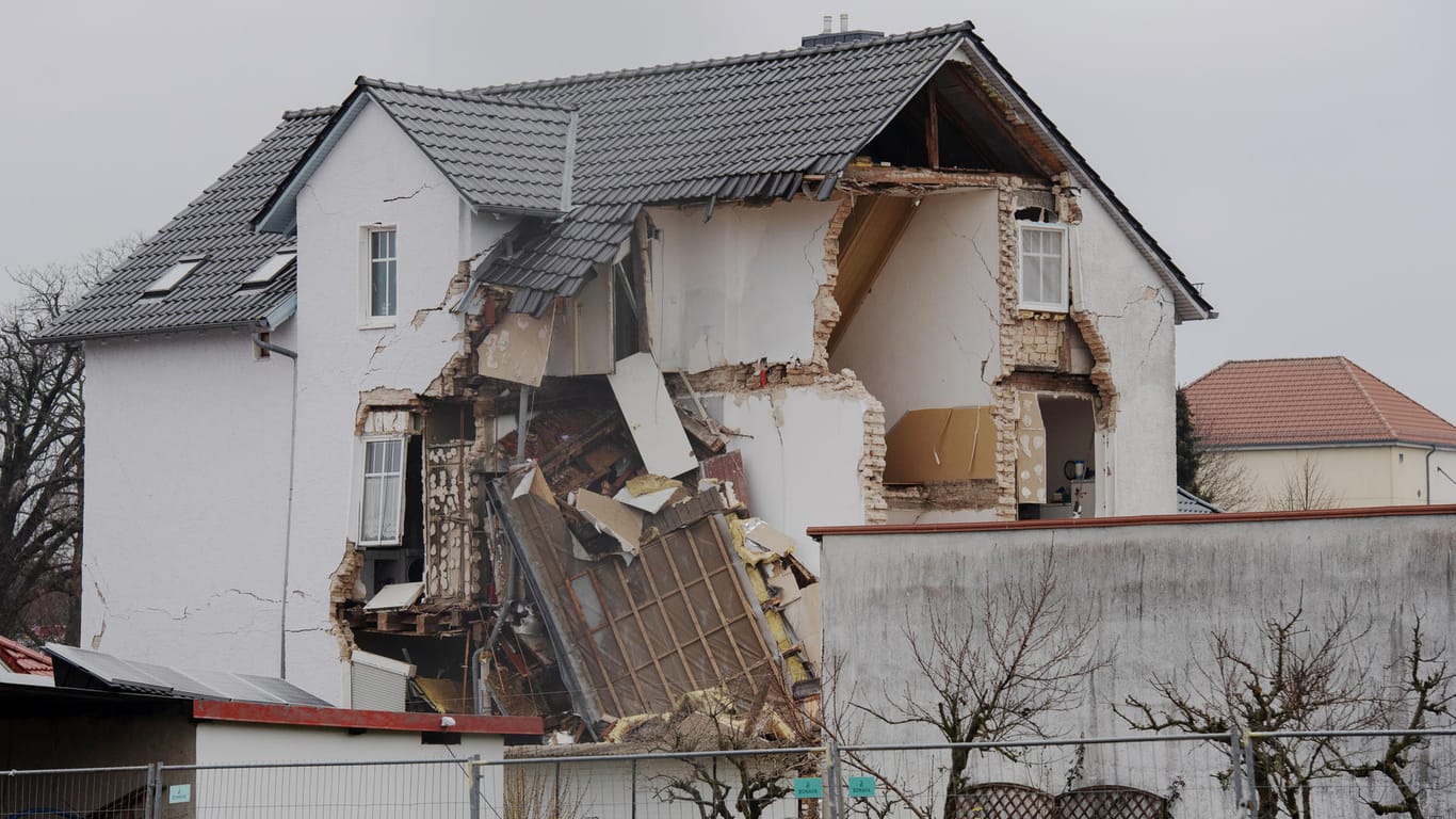 Ein teilweise eingestürztes Wohnhaus in Brandenburg: Mindestens eine Person kam bei dem Unglück ums Leben.