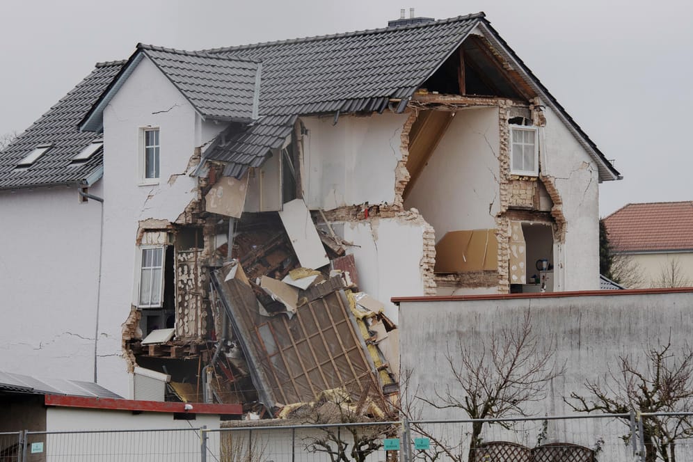 Ein teilweise eingestürztes Wohnhaus in Brandenburg: Mindestens eine Person kam bei dem Unglück ums Leben.