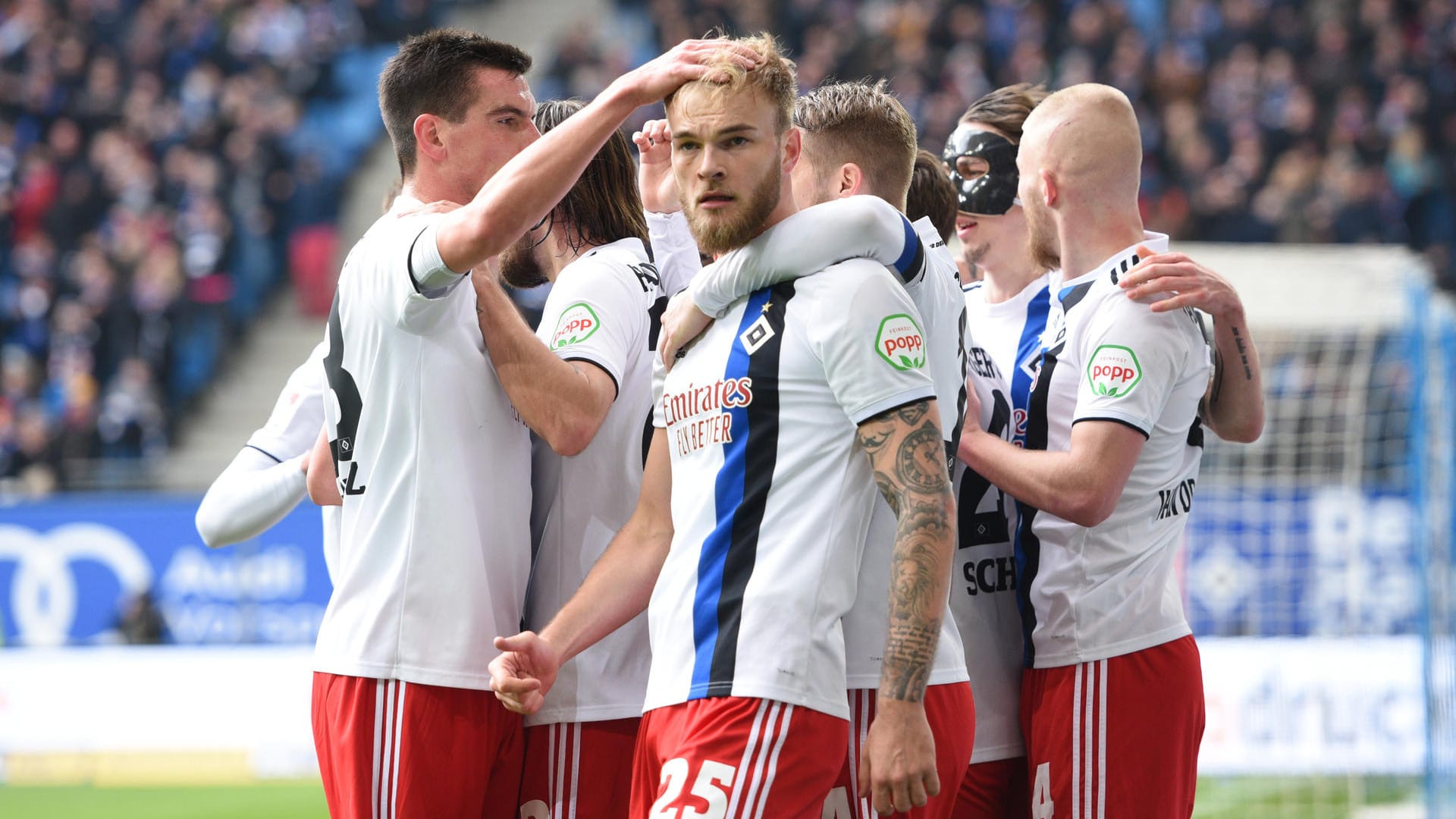 2. Bundesliga: Hamburgs Spieler jubeln nach dem Tor zum 1:0 von Timo Letschert. 2. Bundesliga: Hamburgs Spieler jubeln nach dem Tor zum 1:0 von Timo Letschert.