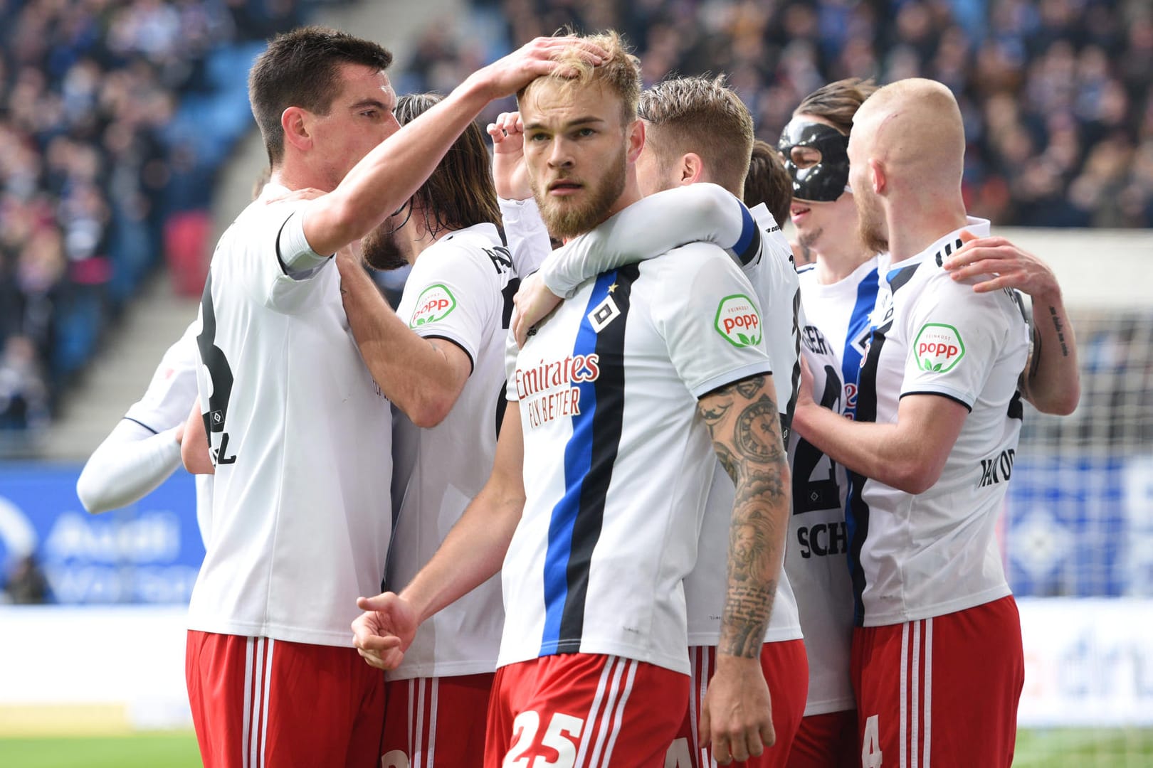 2. Bundesliga: Hamburgs Spieler jubeln nach dem Tor zum 1:0 von Timo Letschert.