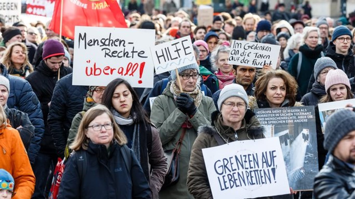 Teilnehmer auf einer Solidaritätsdemonstration: In Hamburg gingen Tausende Menschen auf die Straßen.