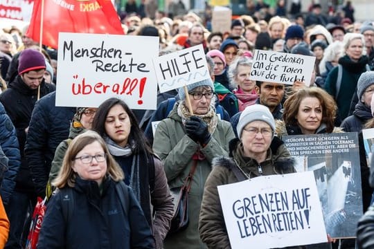 Teilnehmer auf einer Solidaritätsdemonstration: In Hamburg gingen Tausende Menschen auf die Straßen.