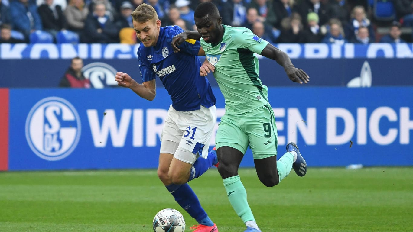 Dominierten die erste Hälfte: Schalke und Spieler Timo Becker (li.).