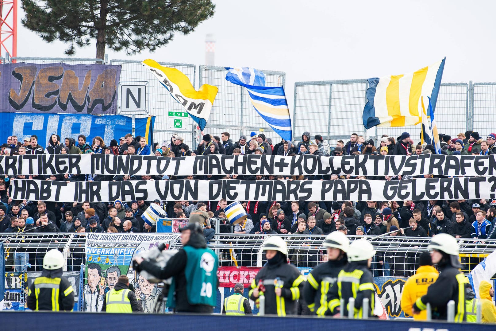 Sorgten fast für den Spielabbruch: Die Fans vom FC Carl Zeiss Jena.