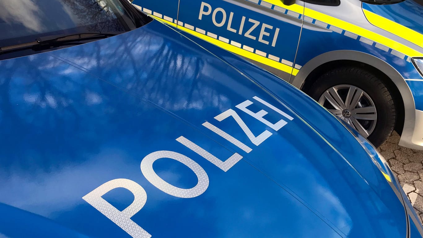 Polizeiautos: In Hessen hat ein Mann in einer Kirche randaliert. (Symbolbild)