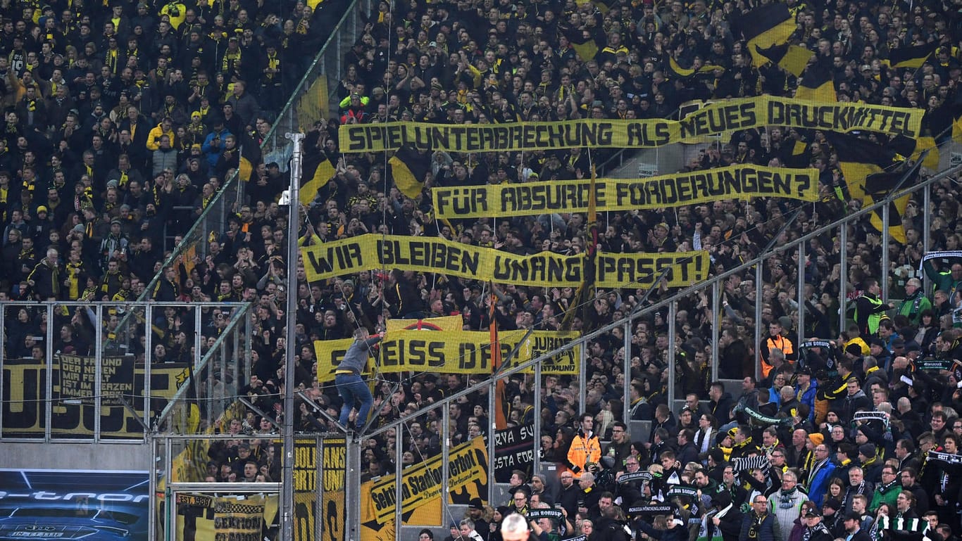 In Gladbach: Anti-DFB-Transparente der BVB-Fans.