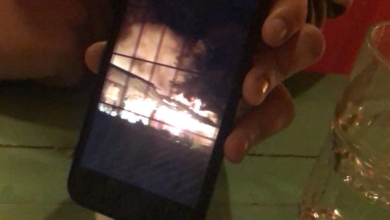 Das Feuer im Tageszentrum "One Happy Family" auf Lesbos: Via Whatsapp wird ein Video der lodernden Flammen geteilt. Sofort werden Freiwillige und Journalisten gewarnt – die Lage droht erneut zu eskalieren.