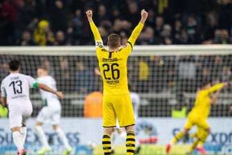 Dortmunds Lukasz Piszczek bejubelt den 2:1-Sieg bei Borussia Mönchengladbach.