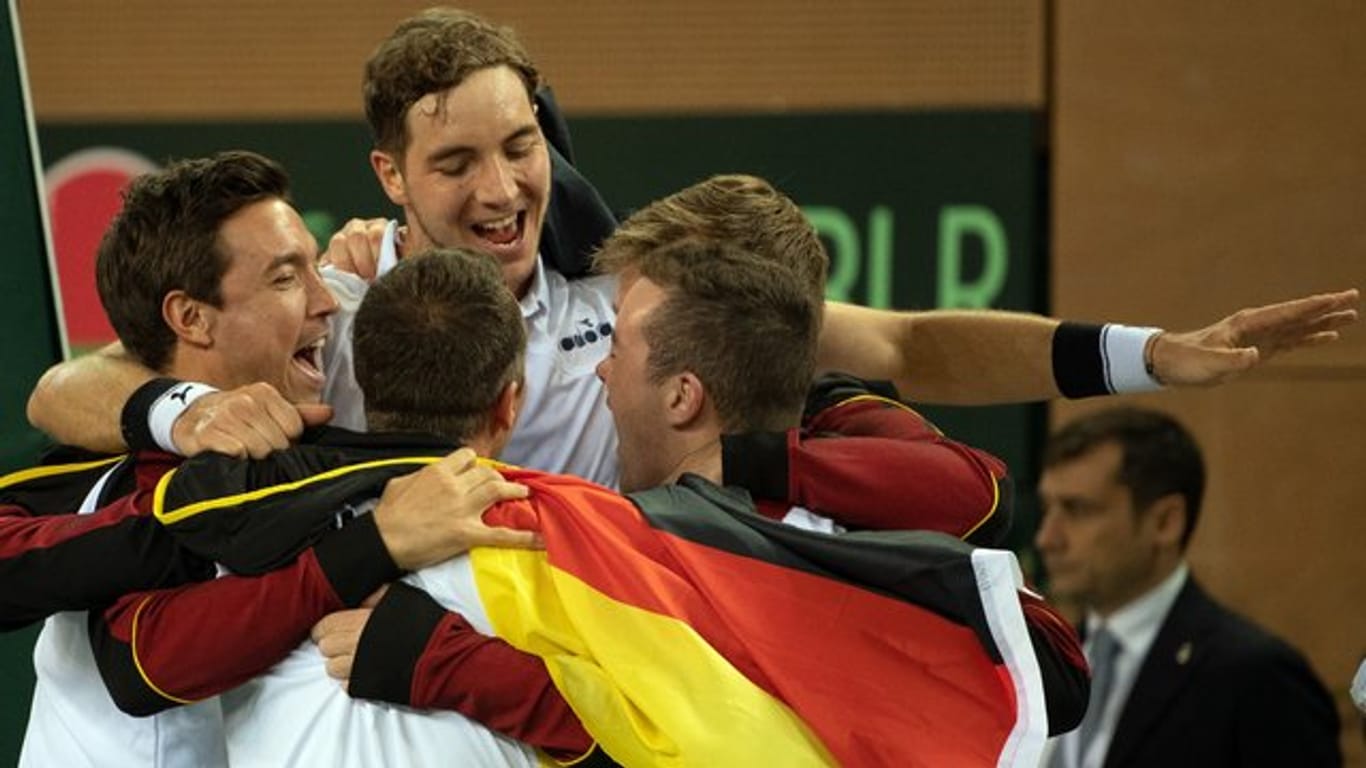 Die deutschen Davis-Cup-Spieler feiern den Sieg gegen Weißrussland.