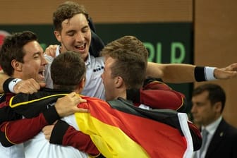 Die deutschen Davis-Cup-Spieler feiern den Sieg gegen Weißrussland.