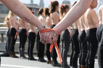 Frauen bilden eine Menschenkette im Zentrum Londons.