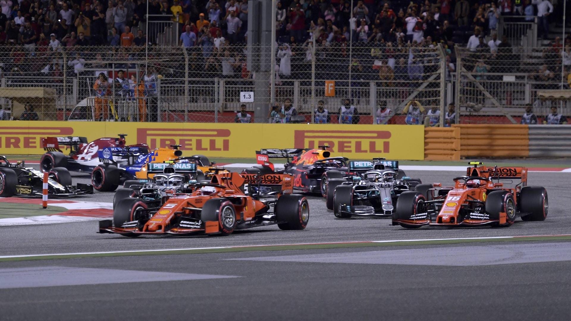 Werden in diesem Jahr ohne Zuschauer um die Podien kämpfen: Die Formel-1-Piloten beim Rennen in Bahrain.