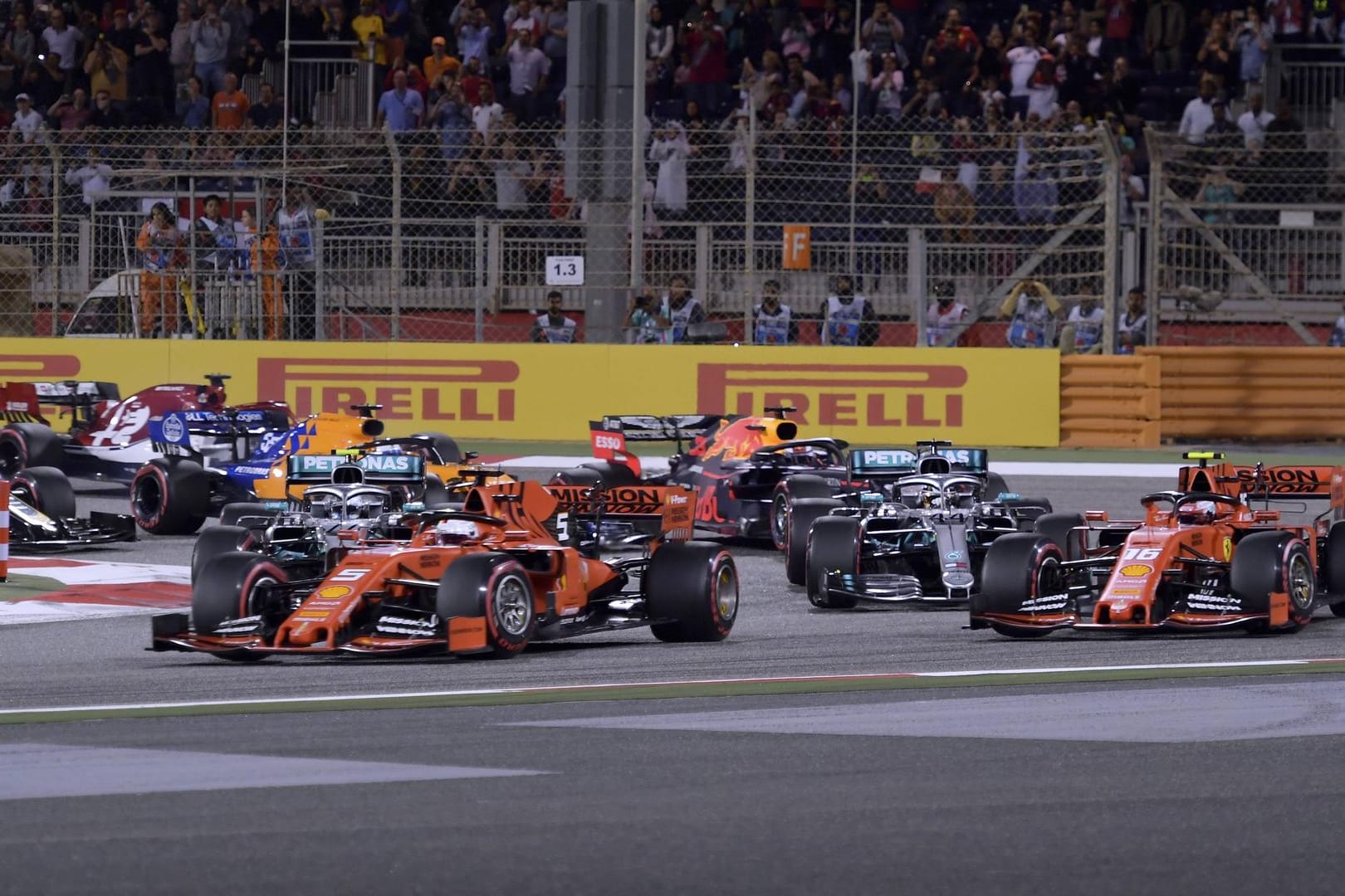 Werden in diesem Jahr ohne Zuschauer um die Podien kämpfen: Die Formel-1-Piloten beim Rennen in Bahrain.