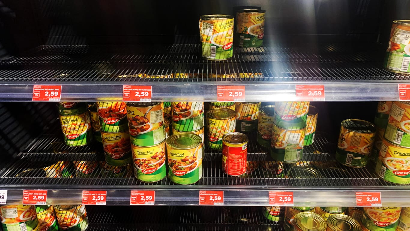Konserven im Supermarkt: Die Angst vor dem Coronavirus sorgt für einige Hamsterkäufe in Deutschland.