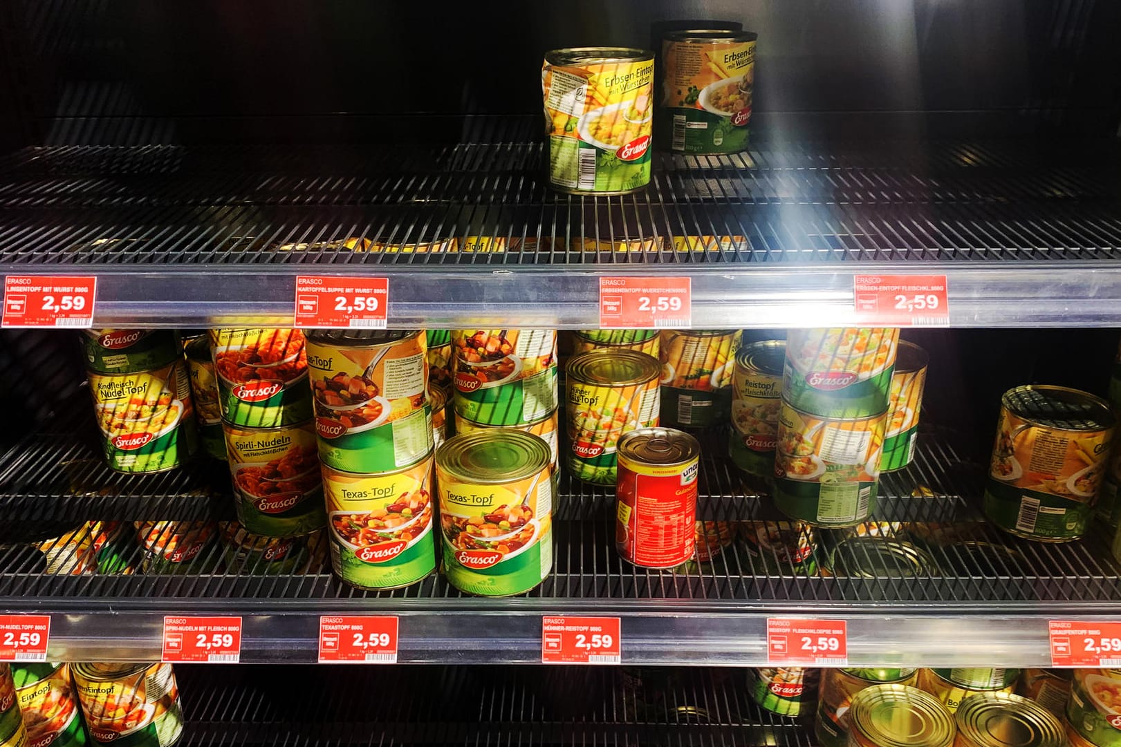 Konserven im Supermarkt: Die Angst vor dem Coronavirus sorgt für einige Hamsterkäufe in Deutschland.