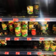 Konserven im Supermarkt: Die Angst vor dem Coronavirus sorgt für einige Hamsterkäufe in Deutschland.