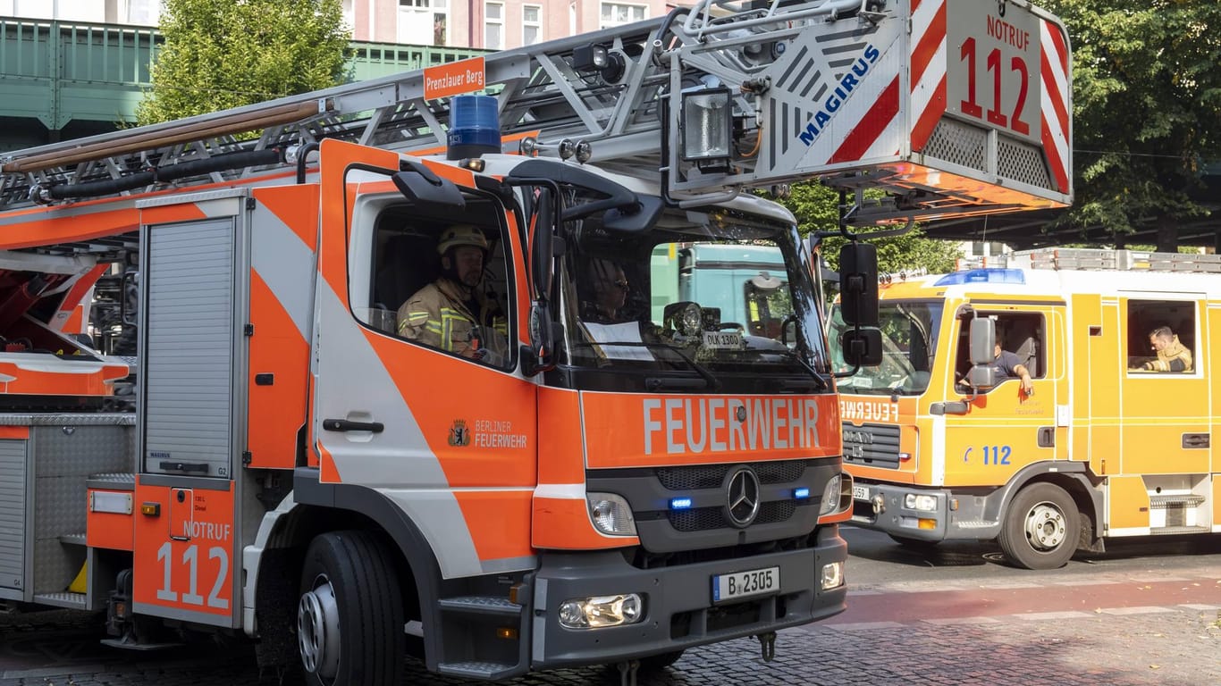 Löschfahrzeug der Feuerwehr im Einsatz (Symbolbild): Einsatzkräfte der Feuerwehr löschten den Brand.