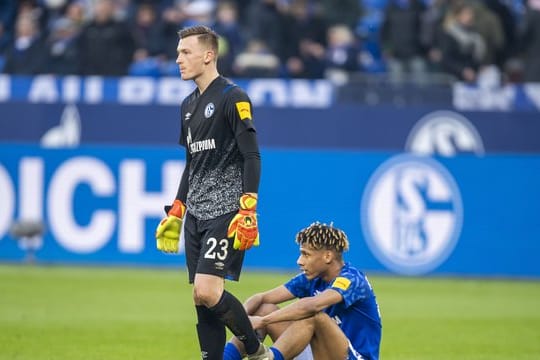Die Schalker Markus Schubert (l) und Jean-Clair Todibo sind nach dem 1:1 gegen Hoffenheim enttäuscht.