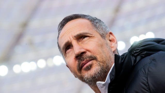 Der Frankfurter Coach Adi Hütter muss seine Spieler nach dem 0:4 wieder aufbauen. Der Frankfurter Coach Adi Hütter muss seine Spieler nach dem 0:4 wieder aufbauen.
