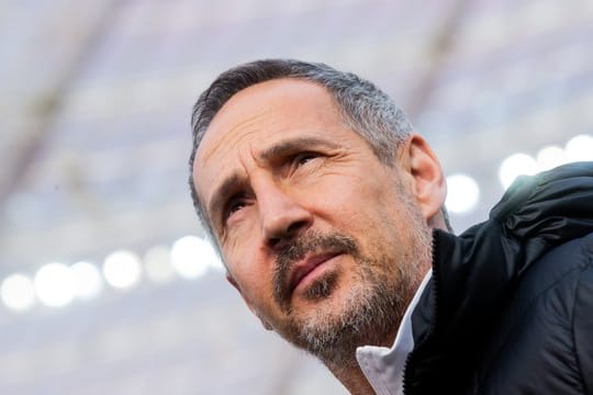 Der Frankfurter Coach Adi Hütter muss seine Spieler nach dem 0:4 wieder aufbauen.