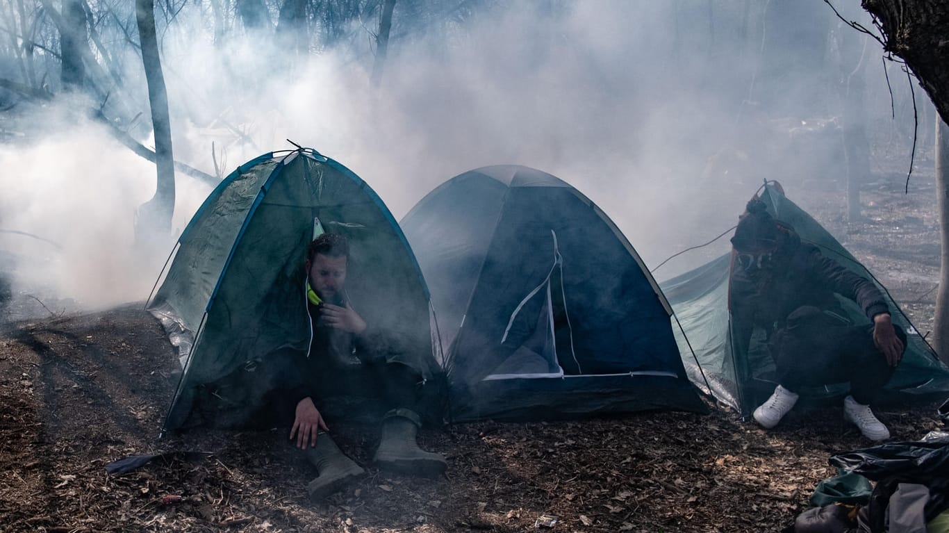 Türkei, Pazarkule: Ein Geflüchteter sitzt in einem Zelt auf der türkischen Seite der Grenze.