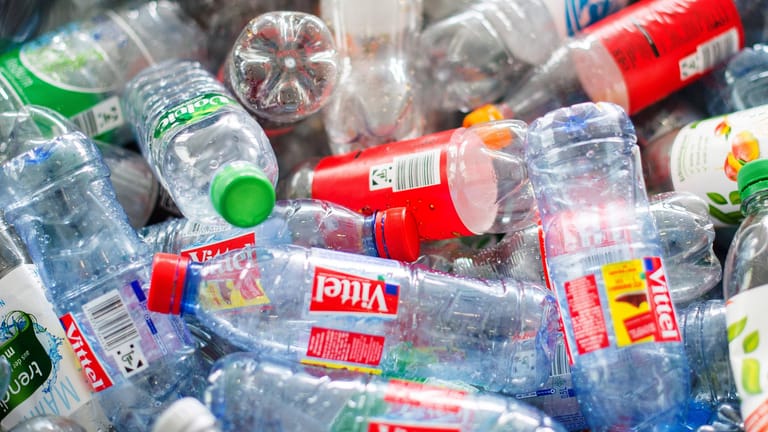 Leere Flaschen aus Plastik: Nicht auf alle Plastikflaschen wird Pfand erhoben.