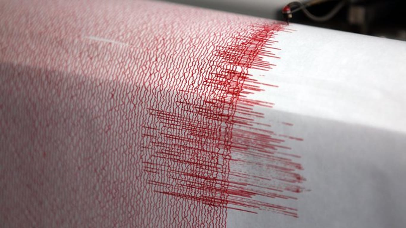 Das Archivfoto zeigt einen Seismograph, der Ausschläge bei einem Erdbeben misst.