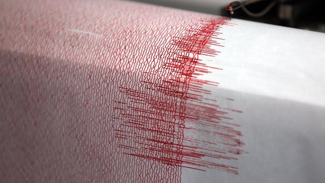 Das Archivfoto zeigt einen Seismograph, der Ausschläge bei einem Erdbeben misst. Das Archivfoto zeigt einen Seismograph, der Ausschläge bei einem Erdbeben misst.