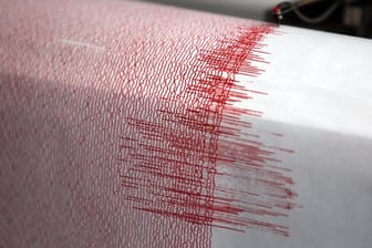 Das Archivfoto zeigt einen Seismograph, der Ausschläge bei einem Erdbeben misst.