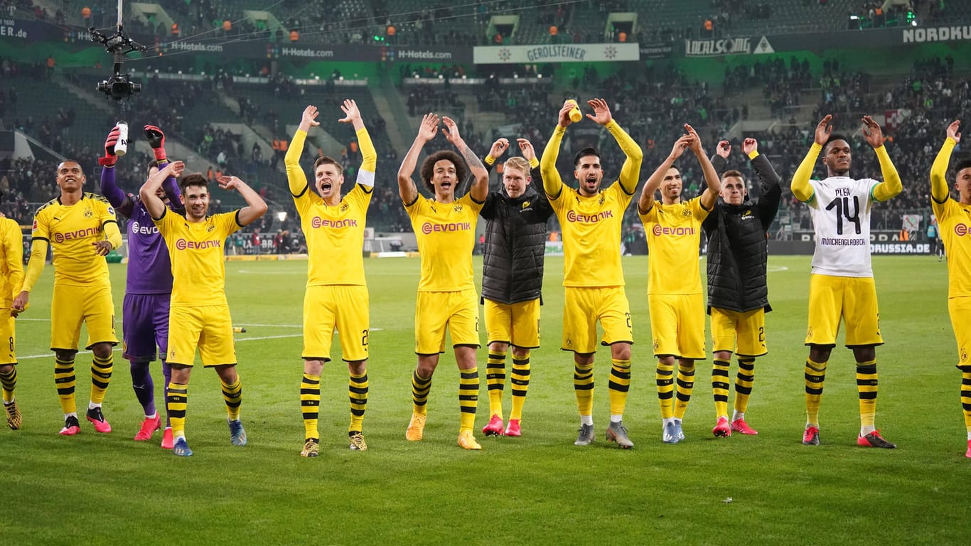 Feierten nach dem Sieg gegen Gladbach ausgelassen mit den Fans: Das Team von Borussia Dortmund.