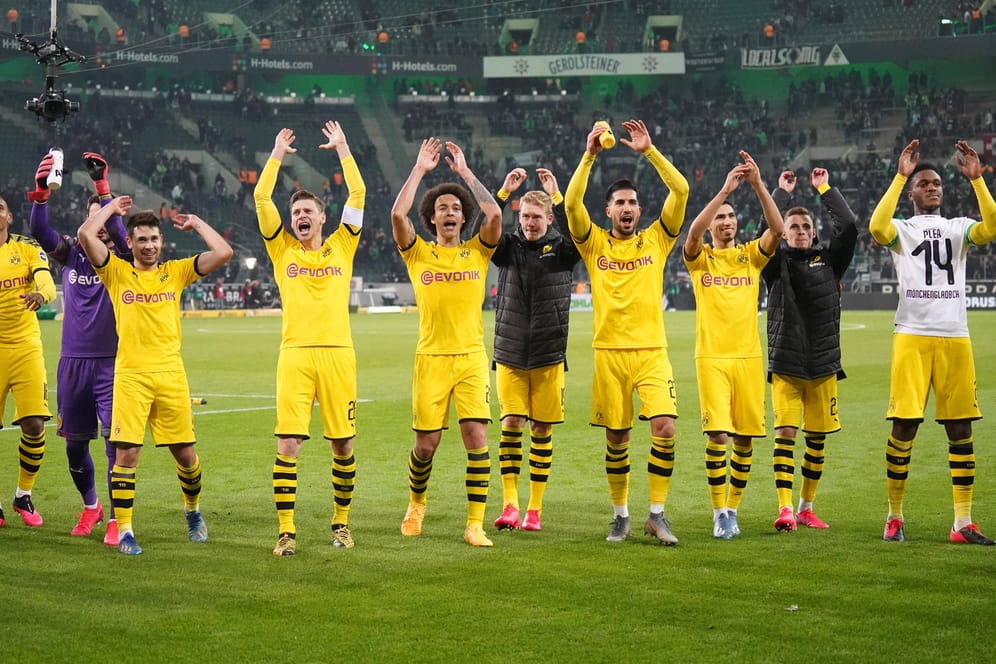 Feierten nach dem Sieg gegen Gladbach ausgelassen mit den Fans: Das Team von Borussia Dortmund.