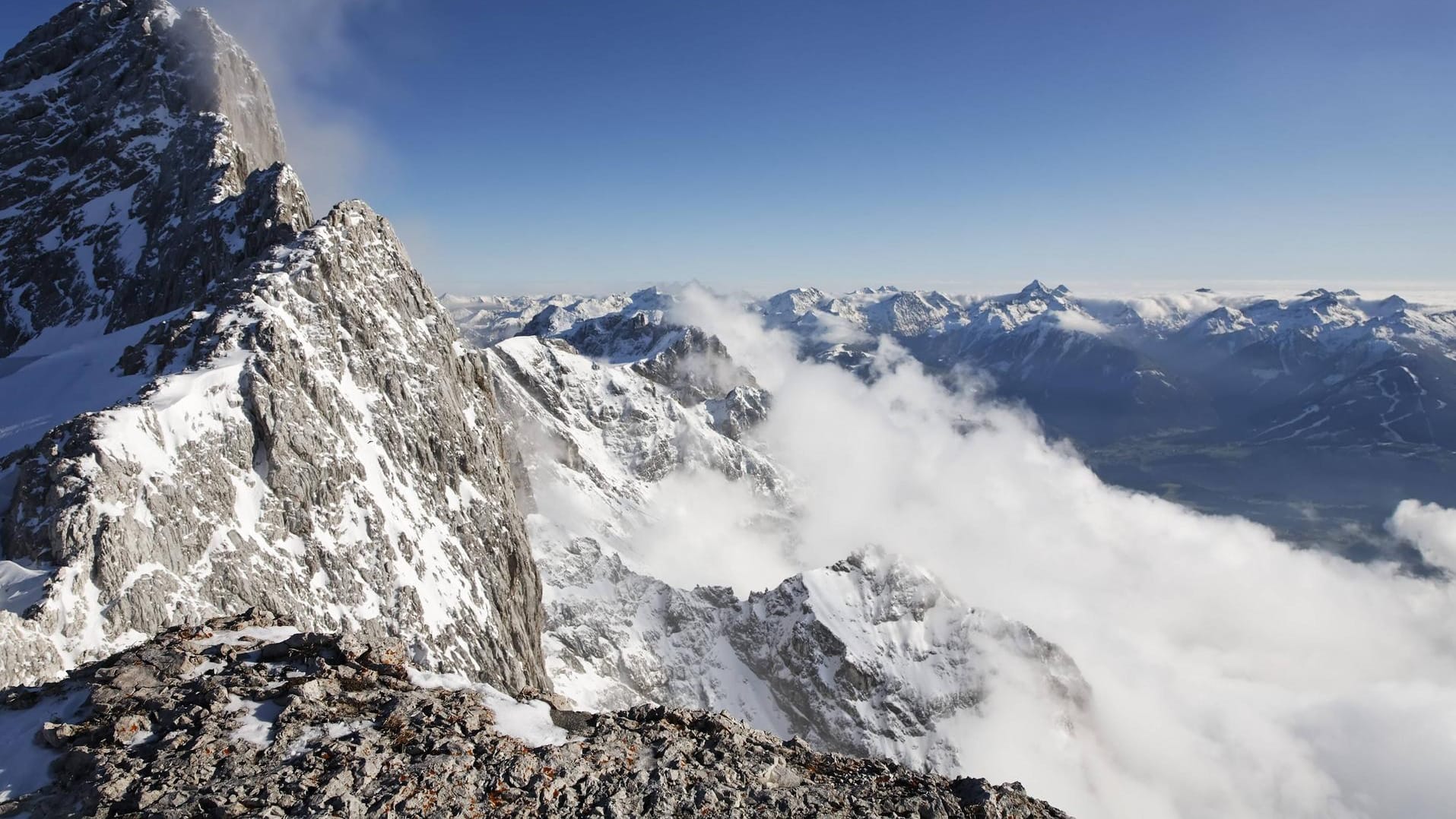 Blick von der Seethaler Hütte auf das Dachstein-Gebirge in Österreich (Symbolbild): Hier kamen fünf Menschen durch eine Lawine ums Leben. Blick von der Seethaler Hütte auf das Dachstein-Gebirge in Österreich (Symbolbild): Hier kamen fünf Menschen durch eine Lawine ums Leben.