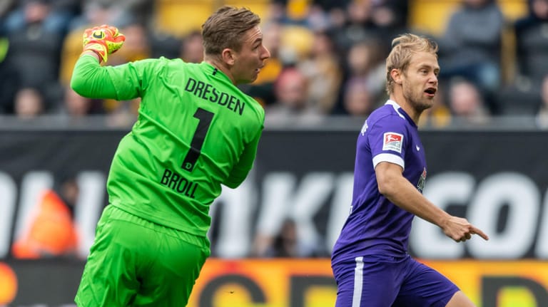 Jan Hochscheidt (r.) trifft zum 1:0 gegen Dresden, Kevin Broll kann nur zuschauen.