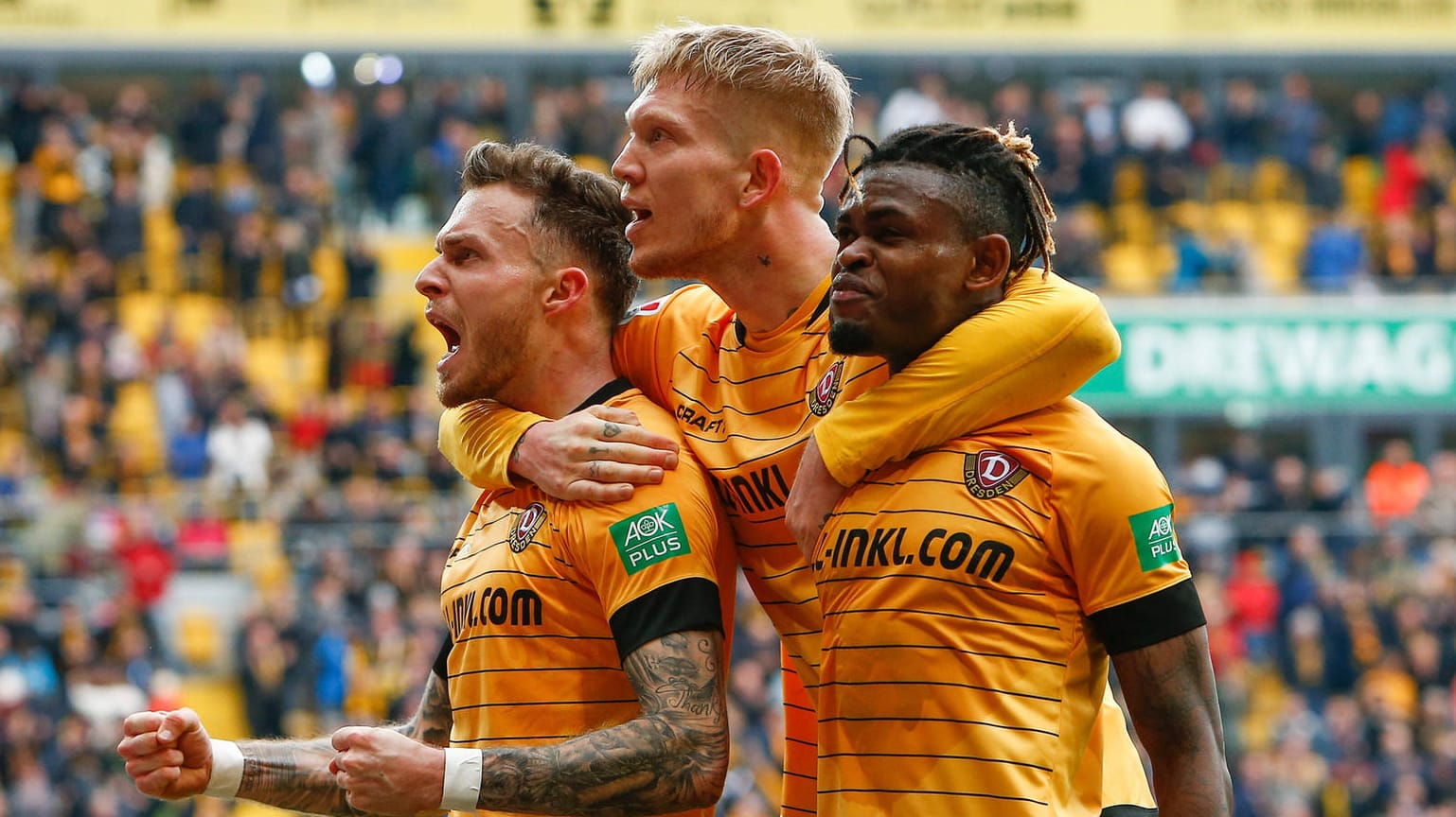 Jubel in Schwarz-Gelb: Die Dynamo Spieler feiern den Sieg im Derby. Jubel in Schwarz-Gelb: Die Dynamo Spieler feiern den Sieg im Derby.