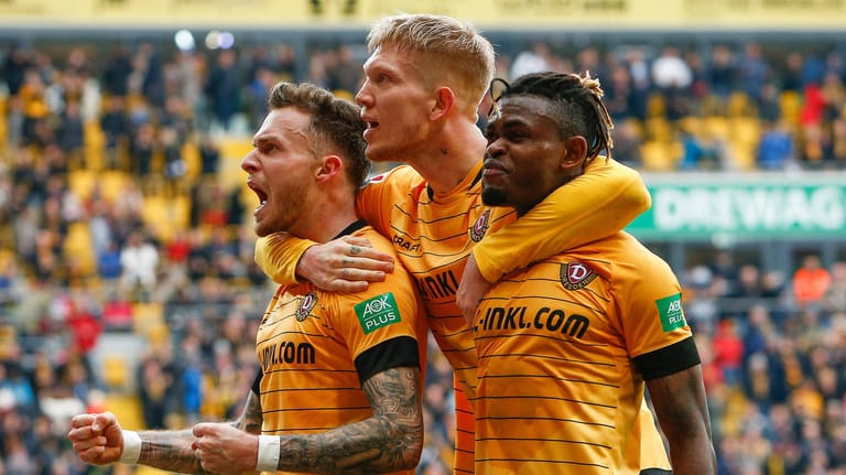 Jubel in Schwarz-Gelb: Die Dynamo Spieler feiern den Sieg im Derby.