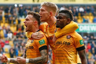 Jubel in Schwarz-Gelb: Die Dynamo Spieler feiern den Sieg im Derby.
