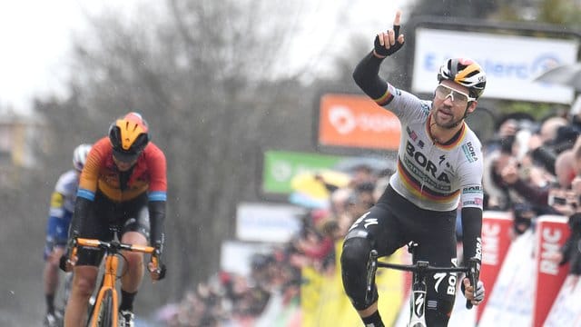 Maximilian Schachmann (r) ist der Sieger der Auftaktetappe bei Paris-Nizza.