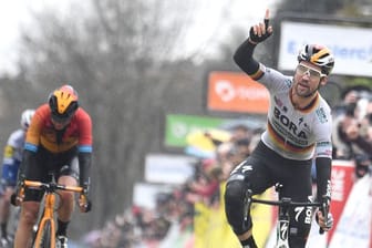 Maximilian Schachmann (r) ist der Sieger der Auftaktetappe bei Paris-Nizza.