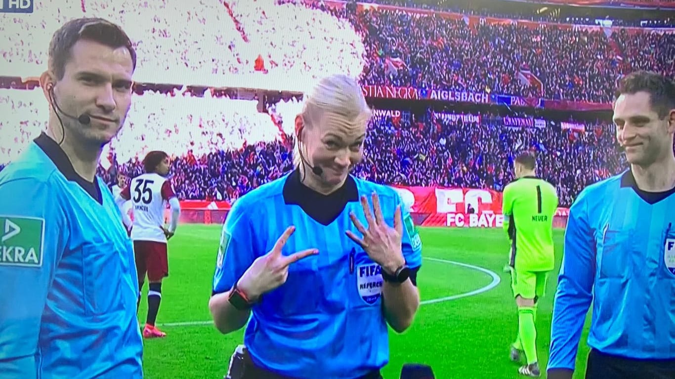Zeigte zum Weltfrauentag eine Geste in die TV-Kameras: Schiedsrichterin Bibiana Steinhaus.
