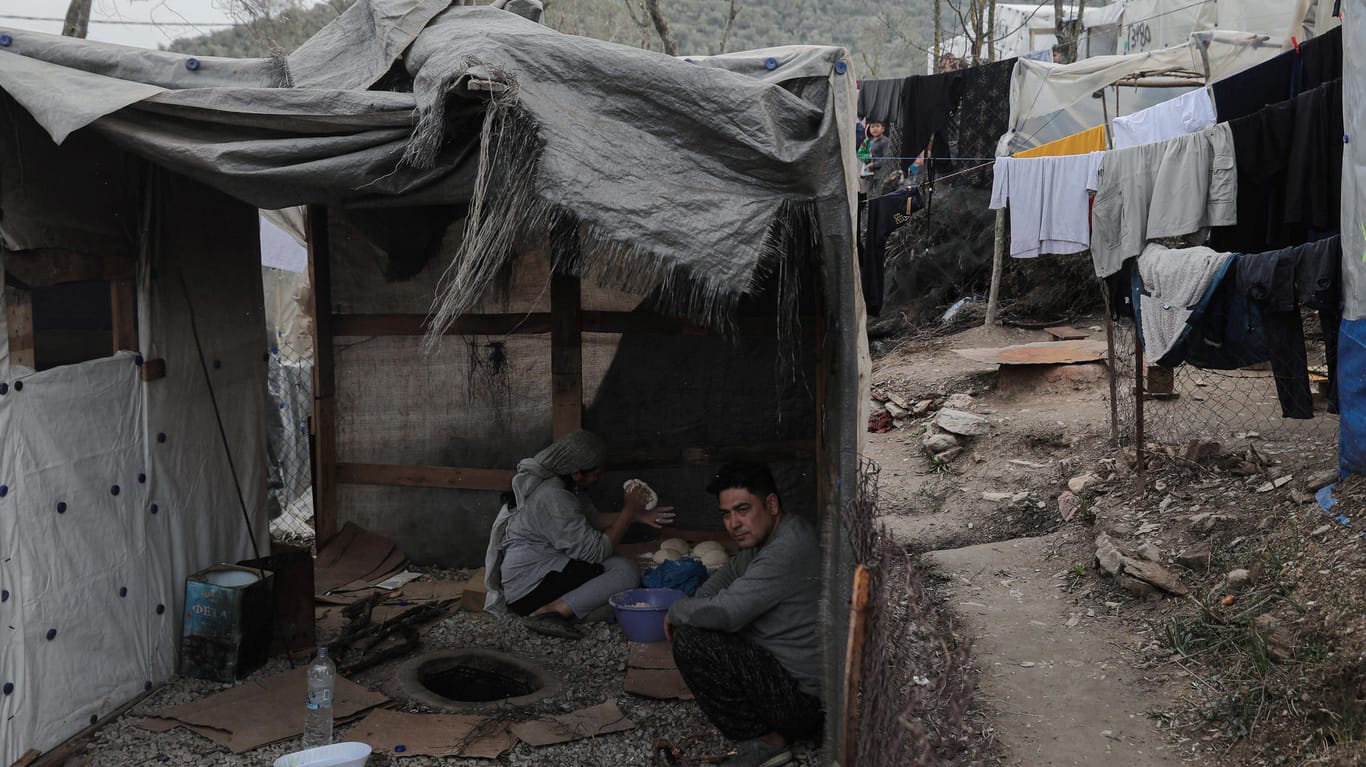 Eine "Küche" im Flüchtlingslager Moria auf Lesbos: Die Menschen leben hier auf engstem Raum in Zelten, die kaum Schutz vor Wind und Wetter bieten. Unter ihnen sind viele Kinder.