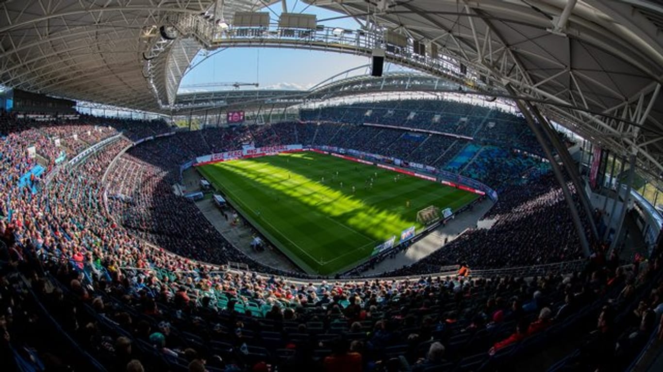 Ob das Champions-League-Spiel von RB Leipzig gegen Tottenham Hotspur ohne Zuschauer ausgetragen wird, soll am Nachmittag entschieden werden.