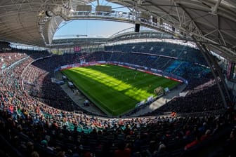 Ob das Champions-League-Spiel von RB Leipzig gegen Tottenham Hotspur ohne Zuschauer ausgetragen wird, soll am Nachmittag entschieden werden.