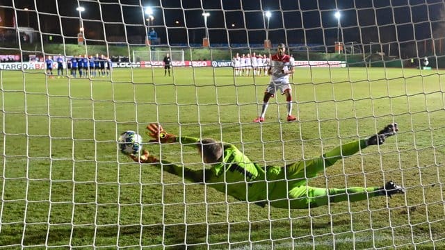 Saarbrückens Keeper Daniel Batz parierte den entscheidenden Elfmeter gegen Fortuna Düsseldorf. Saarbrückens Keeper Daniel Batz parierte den entscheidenden Elfmeter gegen Fortuna Düsseldorf.