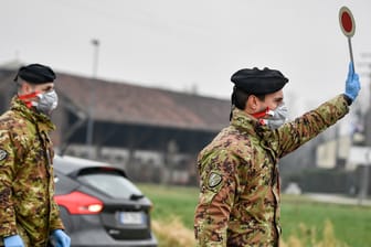 Soldaten mit Atemschutzmasken: Die italienische Regierung hat den Norden des Landes wegen der Corona-Epidemie weitgehend abgeriegelt.