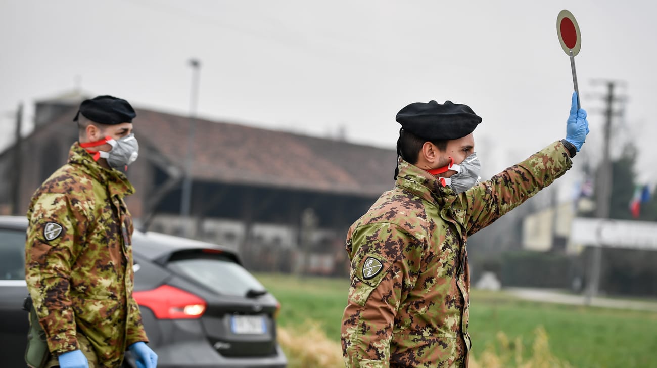 Soldaten mit Atemschutzmasken: Die italienische Regierung hat den Norden des Landes wegen der Corona-Epidemie weitgehend abgeriegelt.