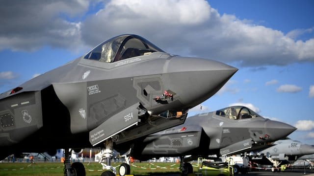 Lockheed Martin F-35 Tarnkappen Mehrzweck Kampfjet der USA ist 2018 bei der Raumfahrtausstellung (ILA) ausgestellt. Lockheed Martin F-35 Tarnkappen Mehrzweck Kampfjet der USA ist 2018 bei der Raumfahrtausstellung (ILA) ausgestellt.