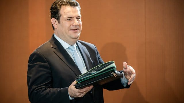 Mit dem Gesetz will Hubertus Heil die Förderung beruflicher Weiterbildung in vom Strukturwandel betroffenen Unternehmen stärken und das Kurzarbeitergeld verlängern. Mit dem Gesetz will Hubertus Heil die Förderung beruflicher Weiterbildung in vom Strukturwandel betroffenen Unternehmen stärken und das Kurzarbeitergeld verlängern.