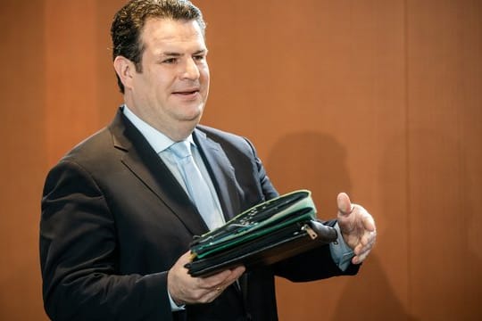 Mit dem Gesetz will Hubertus Heil die Förderung beruflicher Weiterbildung in vom Strukturwandel betroffenen Unternehmen stärken und das Kurzarbeitergeld verlängern.